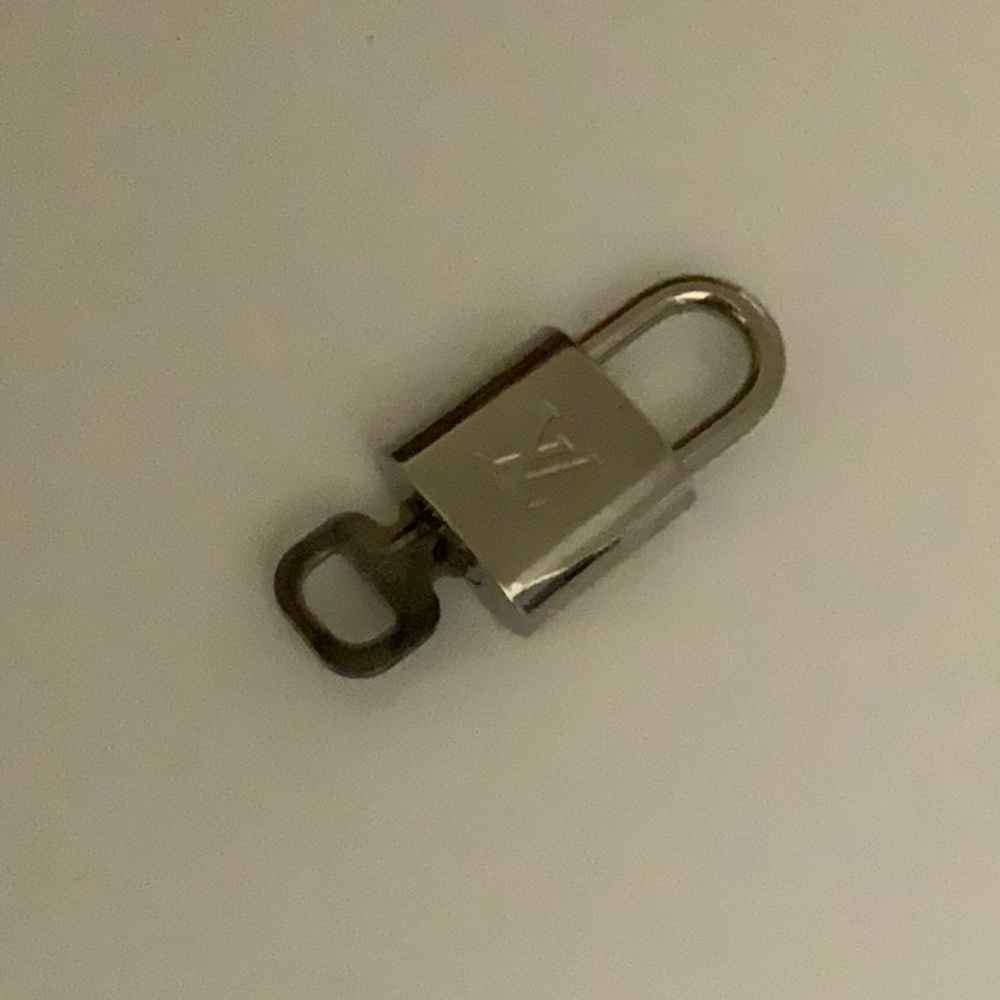 Silver Lock And Key LV 313